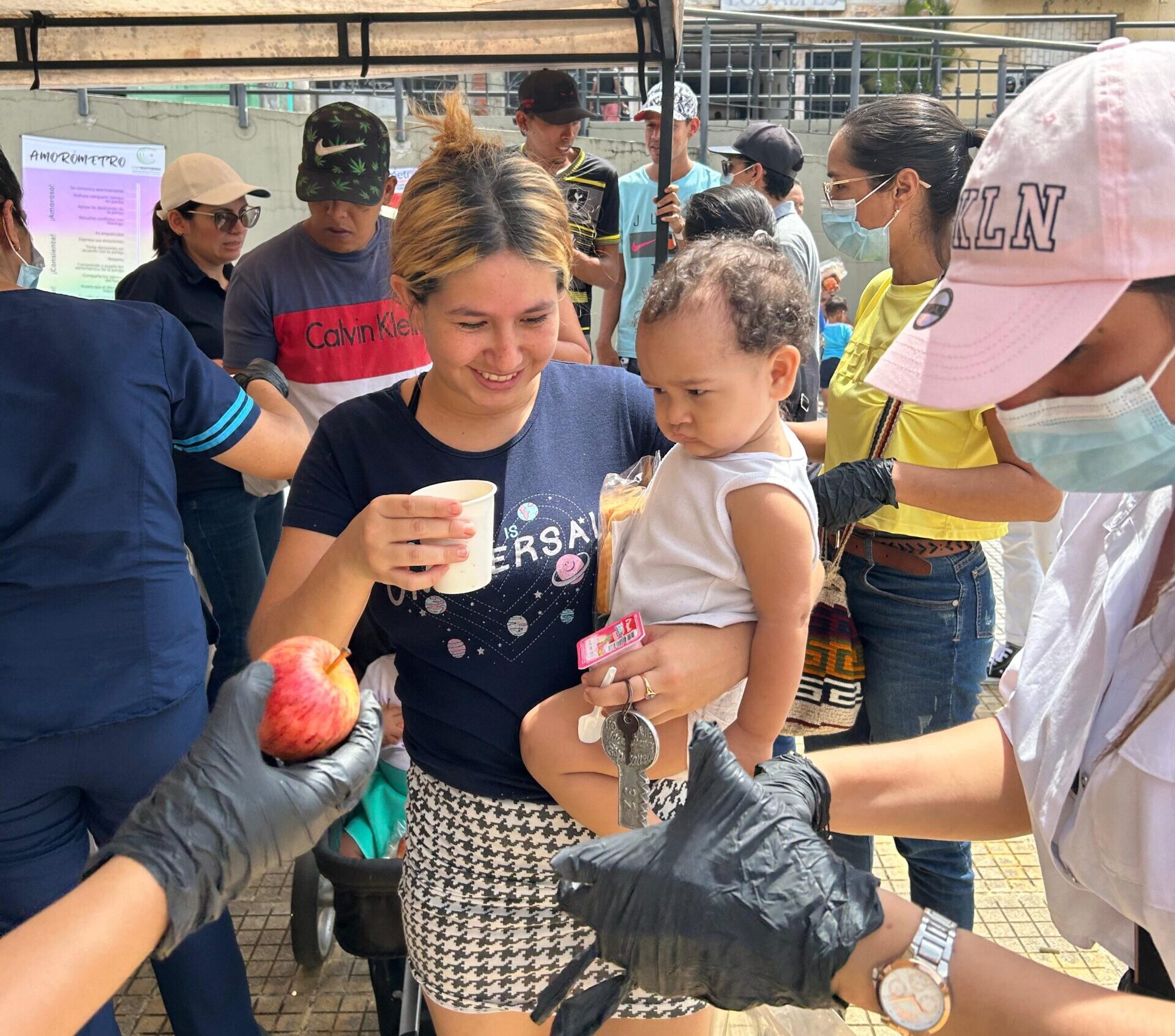 Desayunos con amor entrega 474 desayunos a niños y habitantes de calle gracias a la colaboración de Cuarta Etapa y el Banco de Alimentos