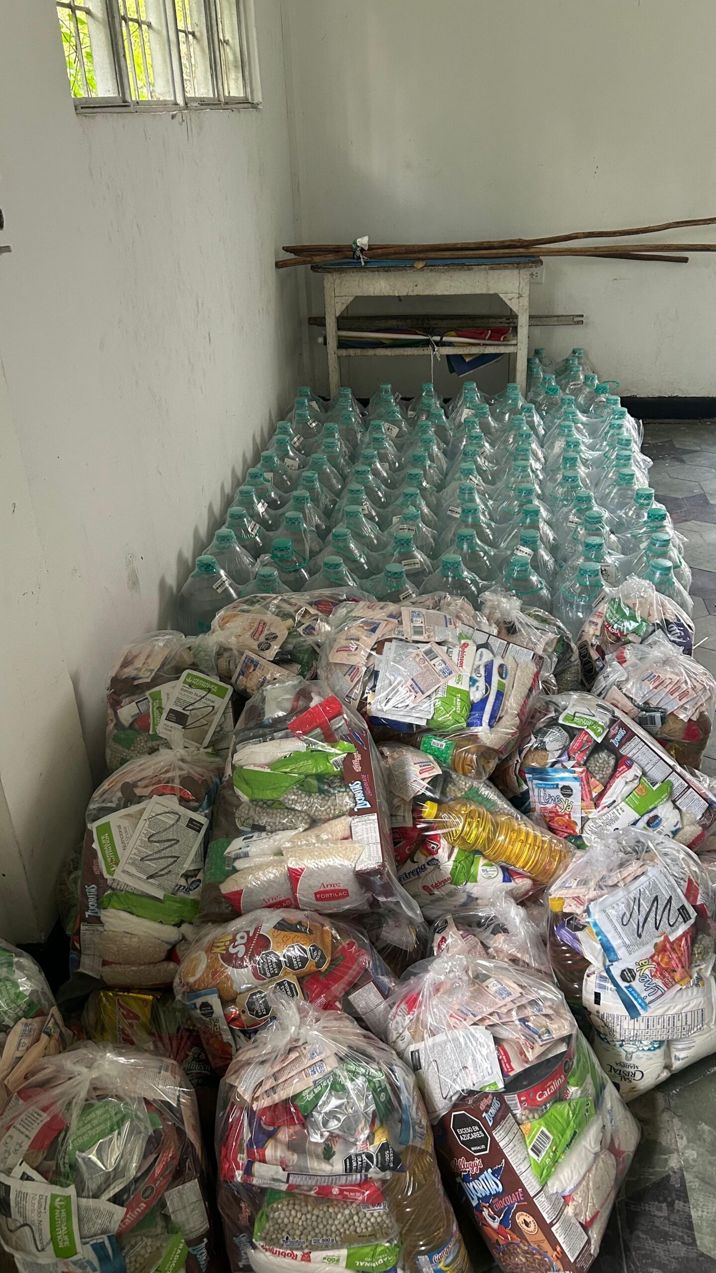 Banco de Alimentos, con apoyo de la Unidad de Gestión del Riesgo de Bucaramanga, entrega ayudas a familias de Villa Rosa