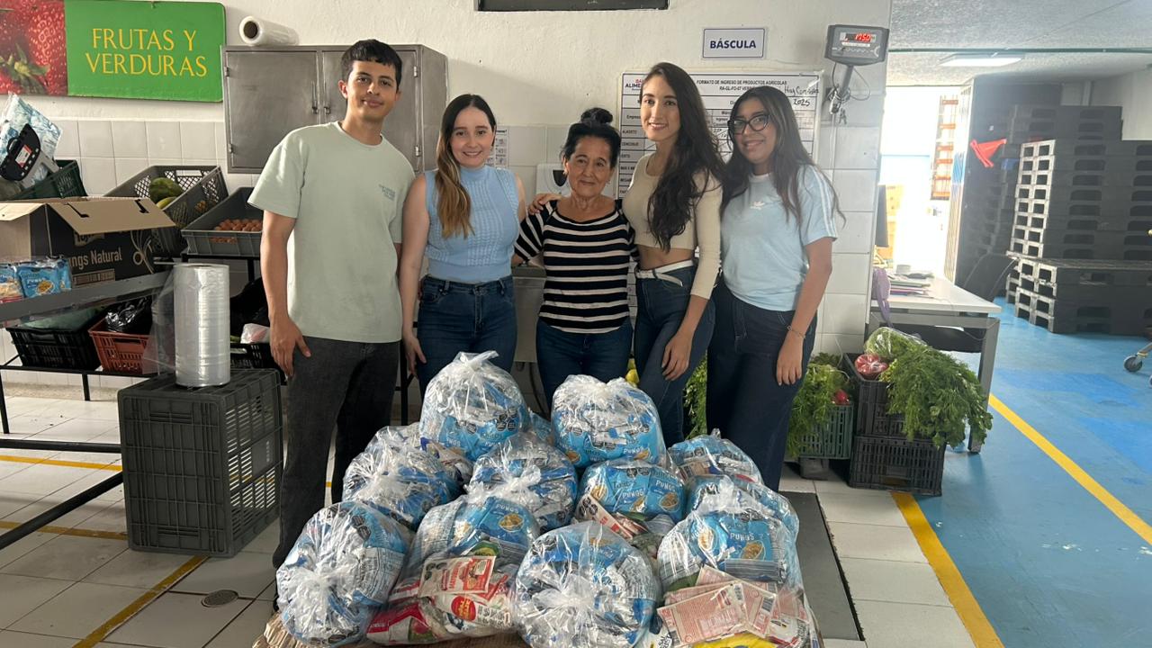 Voluntarios de Minerva Food y comunidad se unen en una jornada solidaria en el Banco de Alimentos