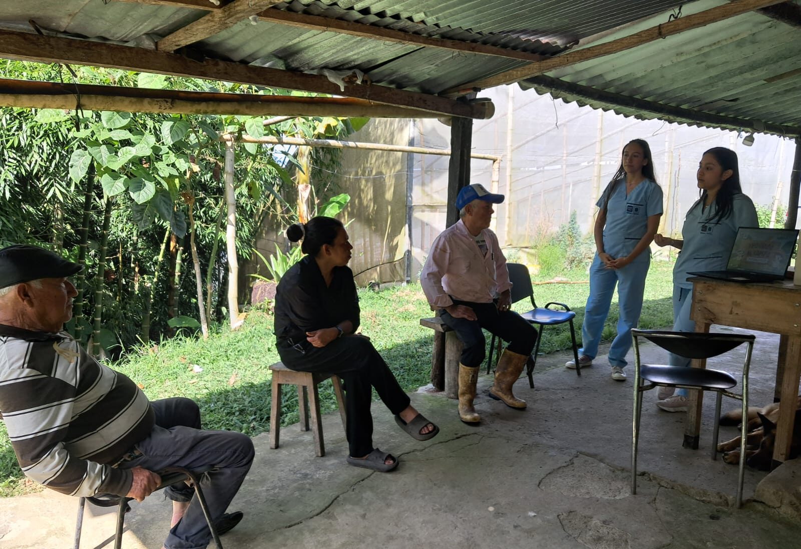 Estudiantes de Nutrición realizan charla educativa sobre arequipe de limón en la Vereda Agua Blanca-Floridablanca